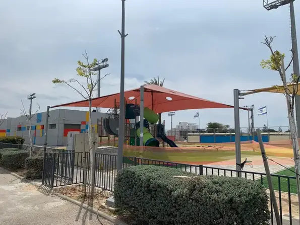 פארק האצטדיון קרית ים , התקנת המתקנים דשא סינטטי והצללות
