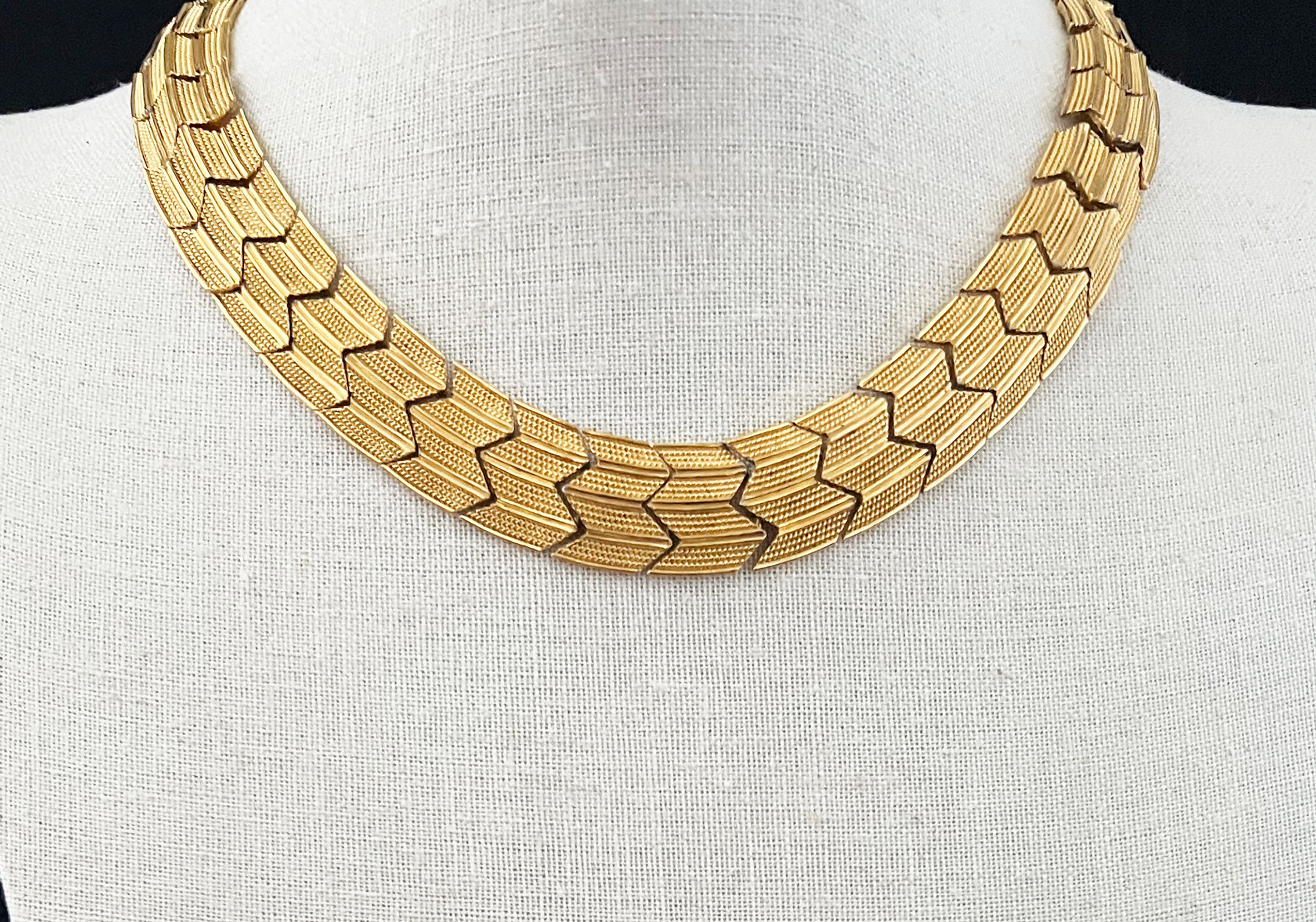 COLLAR VINTAGE CHEVRON