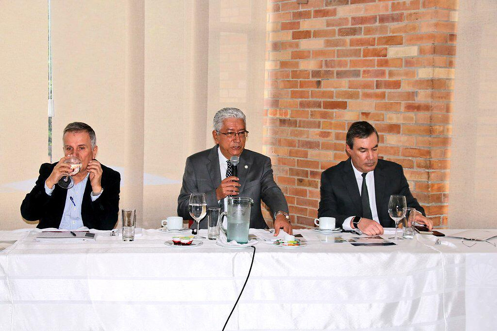 Gilberto Quintero Zapata -centro- secretario de Infraestructura Fisica de Antioquia.