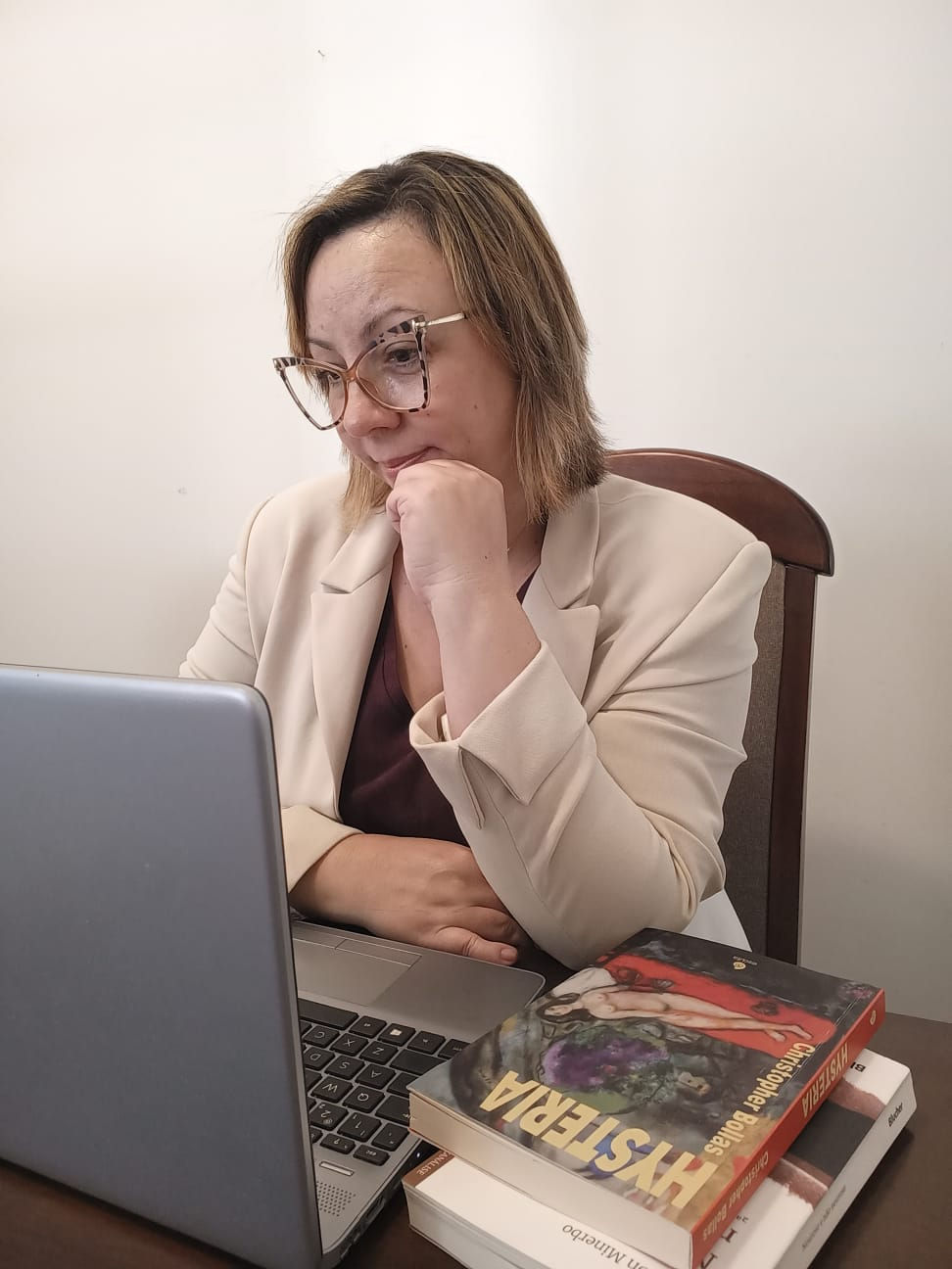 Mulher fazendo escuta via computador.