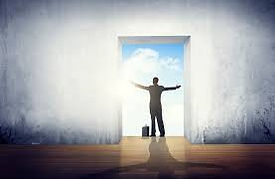 свобода выбора-человек в дверном раскинул руки навстречу миру