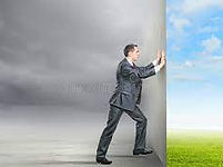 серый день-человек давит на стену-за стеной светлый день