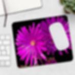 Mouse pad floreale con macro di fiore magenta brillante. Accessorio scrivania moderno per ufficio Digital Harmony.