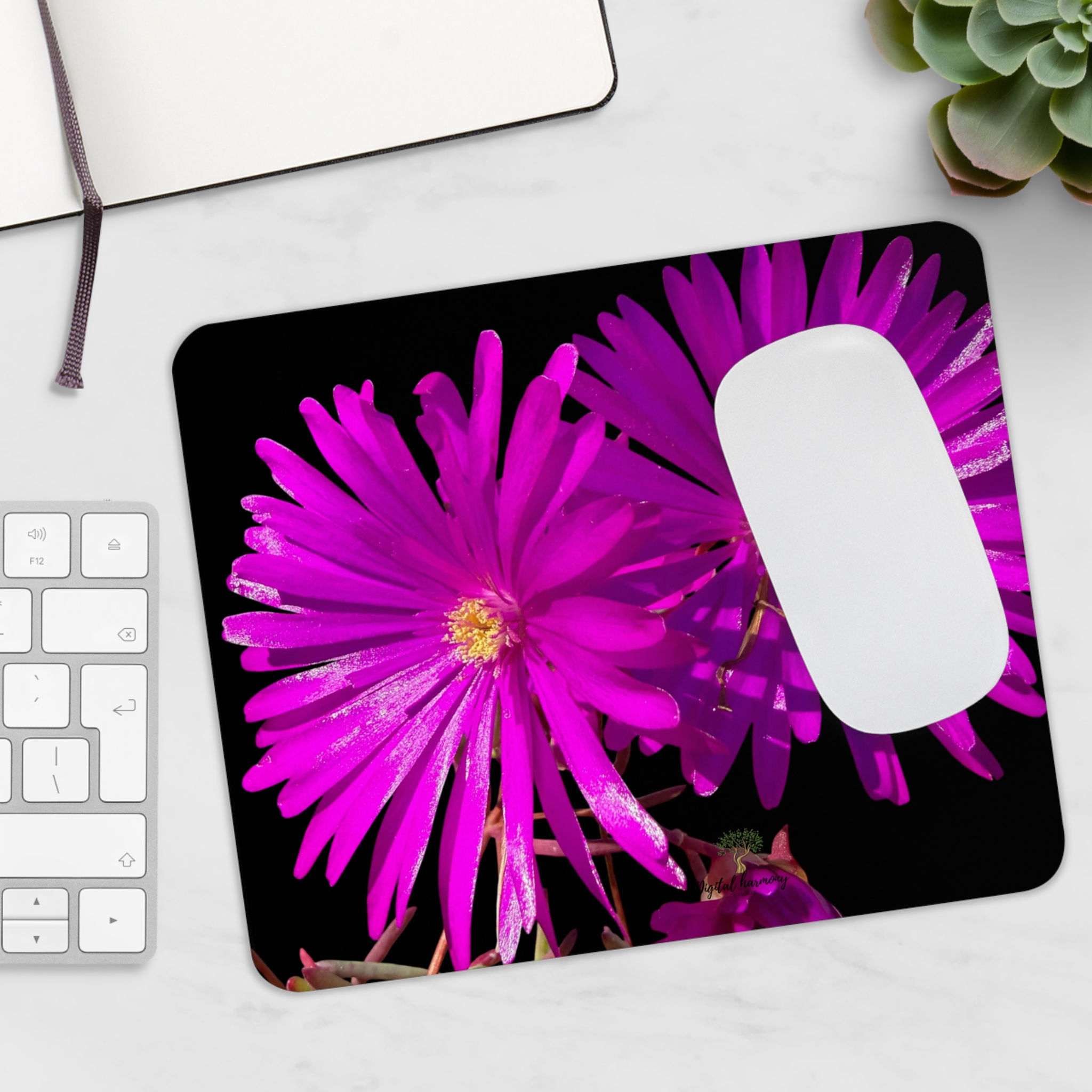 Mouse pad floreale con macro di fiore magenta brillante. Accessorio scrivania moderno per ufficio Digital Harmony.