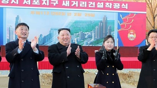 Կիմ Չեն Ընը դստեր հետ մասնակցել է նոր փողոցի կառուցման մեկնարկի արարողությանը