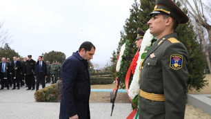 Վազգեն Սարգսյանի ծննդյան 64-րդ տարեդարձի Պապիկյանը զինվորականների ուղեկցությամբ այցելել է Եռաբլուր