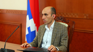 Միջազգային հանրությունը նվերներ բերող ու գեղեցիկ բարեմաղթանքներ շռայլող Ձմեռ պապիկ է․ Բեգլարյան