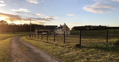 Clôture bois Dura2 chevaux, Harmonie Equine, location vl chevaux, Location camion vl chevaux, litière chevaux copeaux, Litière copeaux de bois pour chevaux, clôture chevaux, clôture chevaux bois, Clôture bois pour chevaux, abris bois chevaux, Abris bois pour chevaux, barriere anglaise, Barriere anglaise bois 