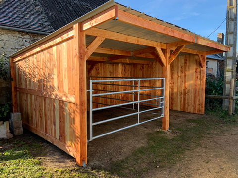 Abri bois 4m*6m chevaux, Harmonie Equine, location vl chevaux, Location camion vl chevaux, litière chevaux copeaux, Litière copeaux de bois pour chevaux, clôture chevaux, clôture chevaux bois, Clôture bois pour chevaux, abris bois chevaux, Abris bois pour chevaux, barriere anglaise, Barriere anglaise bois 