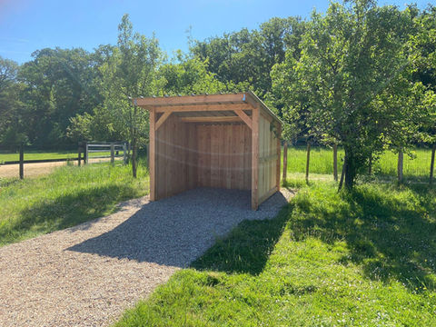 Abri bois 3m * 3m chevaux, Harmonie Equine, location vl chevaux, Location camion vl chevaux, litière chevaux copeaux, Litière copeaux de bois pour chevaux, clôture chevaux, clôture chevaux bois, Clôture bois pour chevaux, abris bois chevaux, Abris bois pour chevaux, barriere anglaise, Barriere anglaise bois