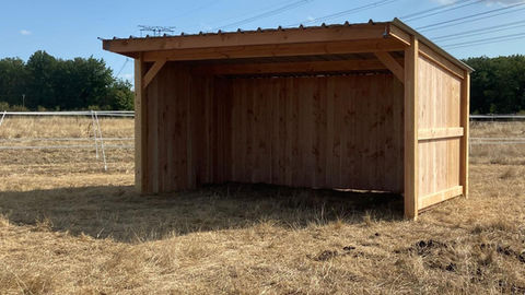 Abri bois 3m*5m, Harmonie Equine, location vl chevaux, Location camion vl chevaux, litière chevaux copeaux, Litière copeaux de bois pour chevaux, clôture chevaux, clôture chevaux bois, Clôture bois pour chevaux, abris bois chevaux, Abris bois pour chevaux, barriere anglaise, Barriere anglaise bois