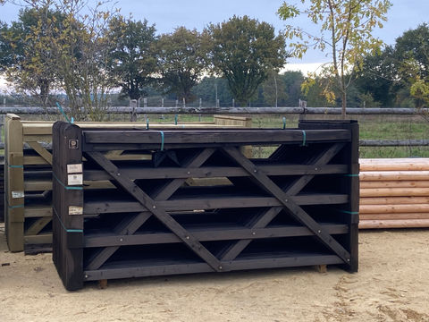 Barrière bois 2m40 Dura2, Harmonie Equine, location vl chevaux, Location camion vl chevaux, litière chevaux copeaux, Litière copeaux de bois pour chevaux, clôture chevaux, clôture chevaux bois, Clôture bois pour chevaux, abris bois chevaux, Abris bois pour chevaux, barriere anglaise, Barriere anglaise bois 