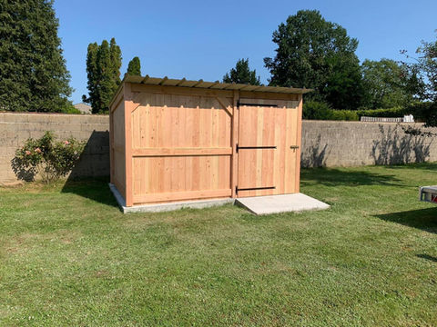 Abri bois de jardin 3m*3m chevaux, Harmonie Equine, location vl chevaux, Location camion vl chevaux, litière chevaux copeaux, Litière copeaux de bois pour chevaux, clôture chevaux, clôture chevaux bois, Clôture bois pour chevaux, abris bois chevaux, Abris bois pour chevaux, barriere anglaise, Barriere anglaise bois 