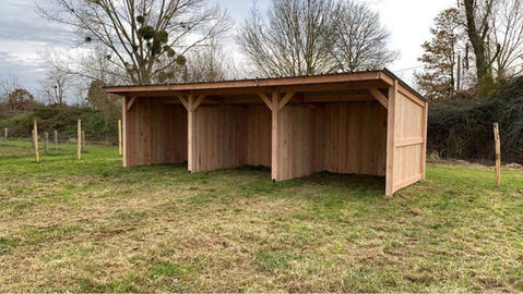Abri bois 3m * 9m, Harmonie Equine, location vl chevaux, Location camion vl chevaux, litière chevaux copeaux, Litière copeaux de bois pour chevaux, clôture chevaux, clôture chevaux bois, Clôture bois pour chevaux, abris bois chevaux, Abris bois pour chevaux, barriere anglaise, Barriere anglaise bois