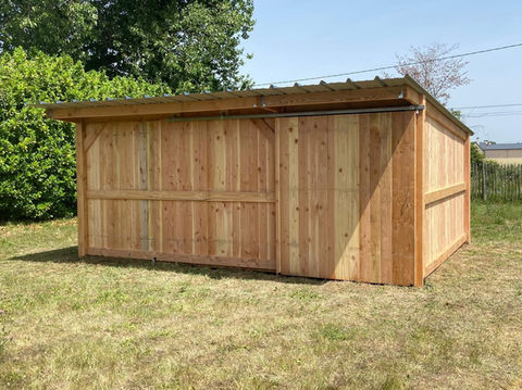 Abri bois de jardin 4,5m * 6m chevaux,Harmonie Equine, location vl chevaux, Location camion vl chevaux, litière chevaux copeaux, Litière copeaux de bois pour chevaux, clôture chevaux, clôture chevaux bois, Clôture bois pour chevaux, abris bois chevaux, Abris bois pour chevaux, barriere anglaise, Barriere anglaise bois