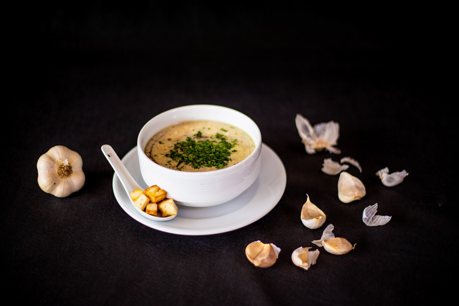 Cesnaková polievka so šunkou, syrom a opečeným chlebíkom