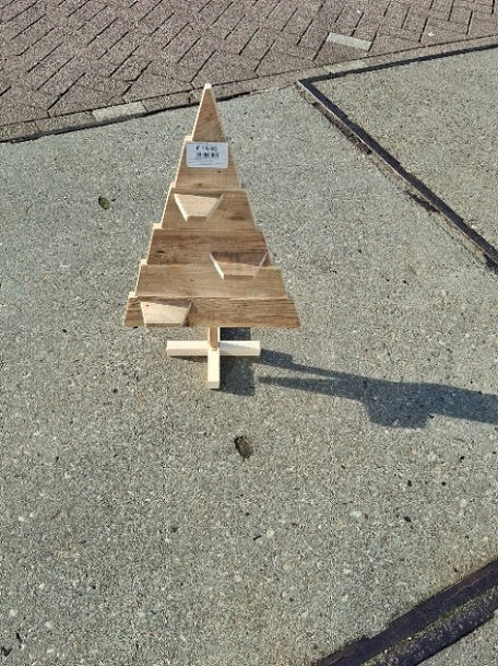 Kerstboompje van hergebruikt hout
