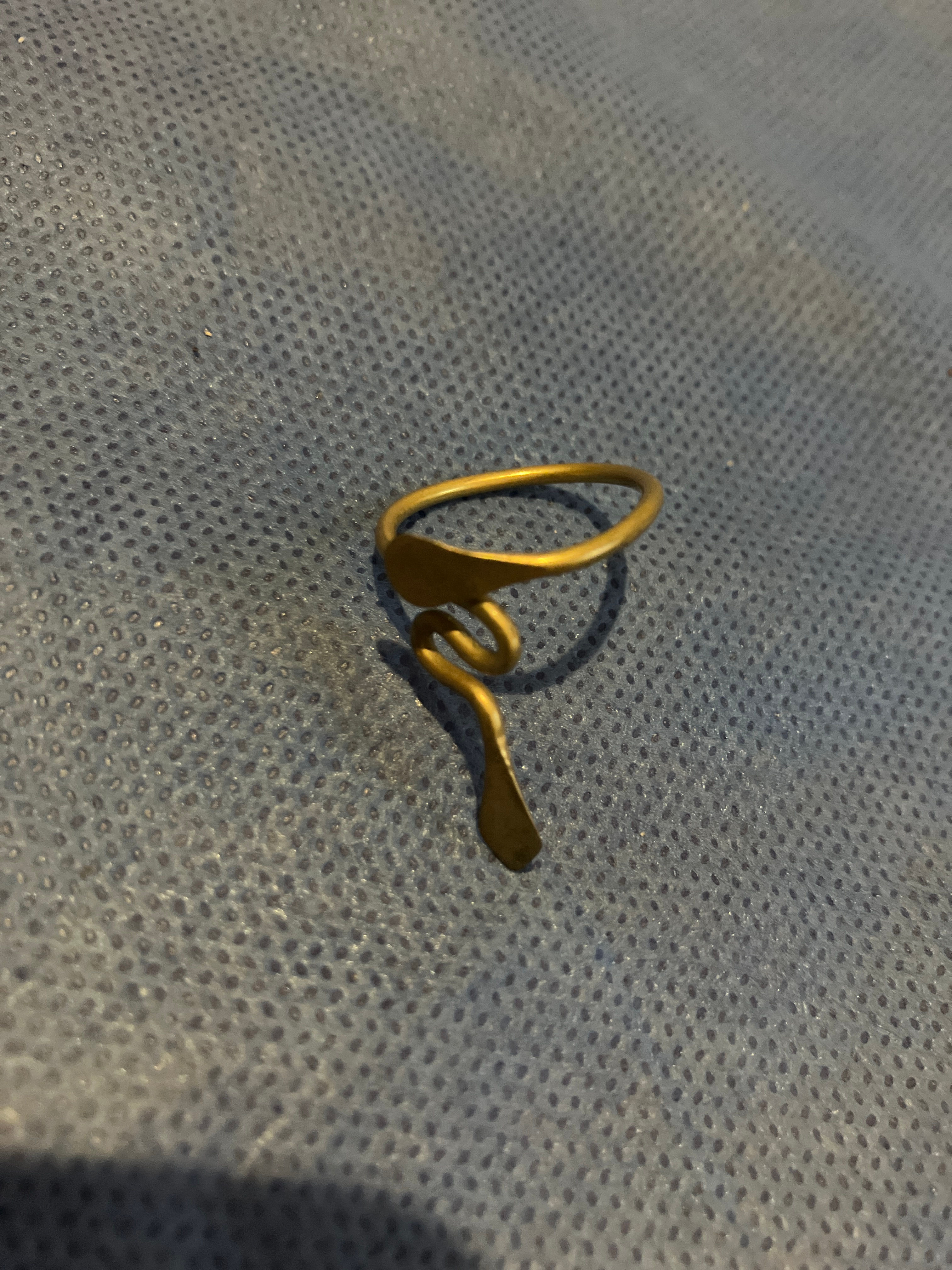 Anillo dorado tipo serpiente