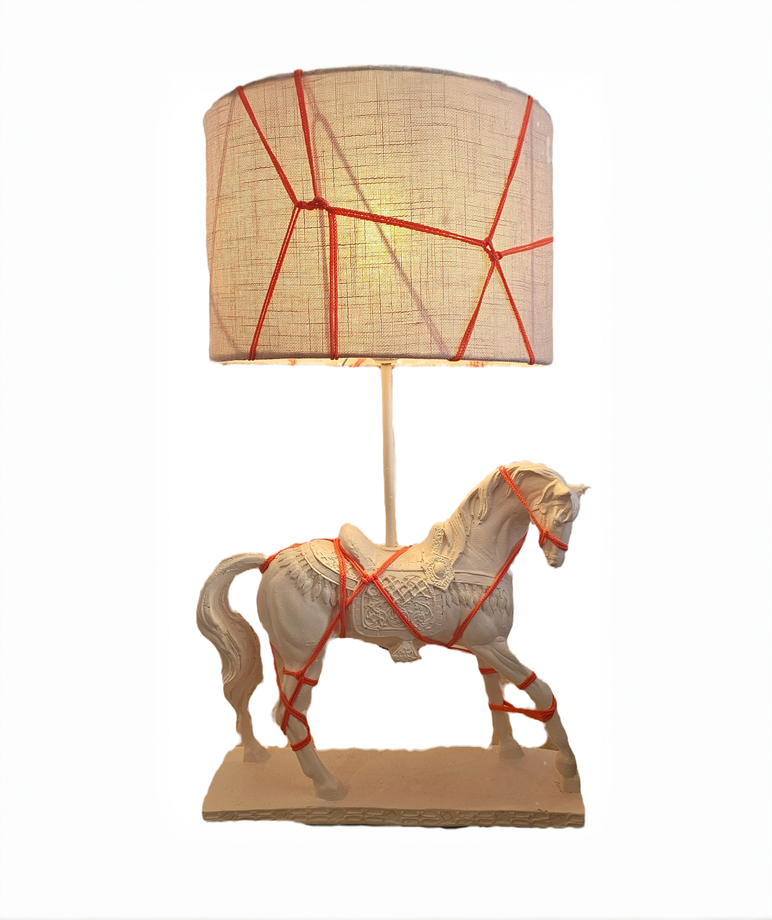 Base Luminária Cavalo Árabe - Off-White - Força Contida, Luz Revelada.