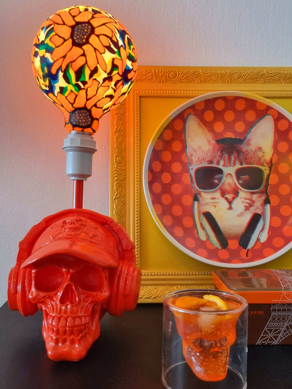 Miniatura: Base Luminária Caveira Laranja de Boné