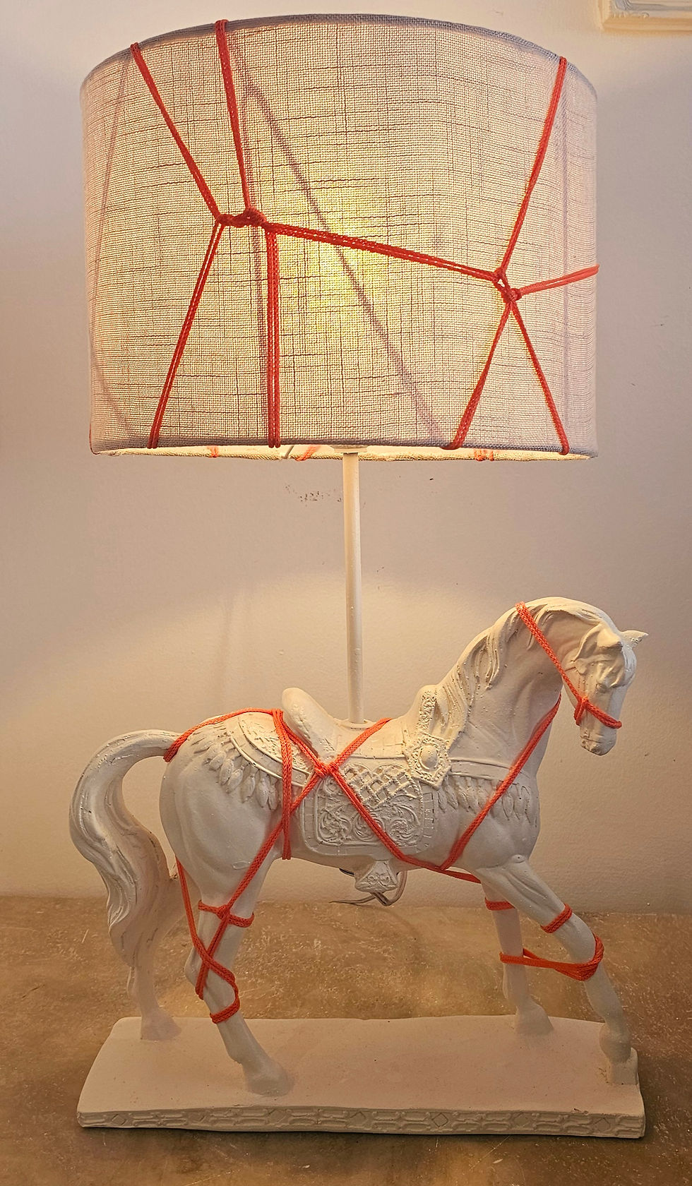 Miniatura: Base Luminária Cavalo Árabe - Off-White - Força Contida, Luz Revelada.