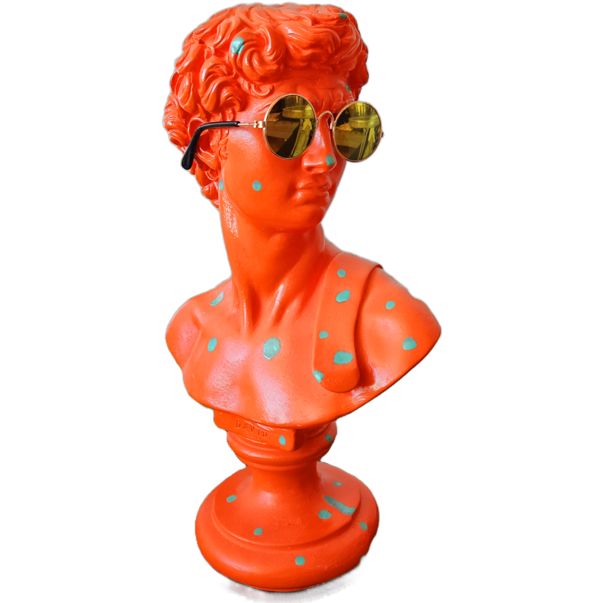 Davi Laranja com detalhes verdes e óculos