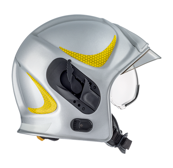 Casco de seguridad blanco con detalles en amarillo y negro, cuenta con visor en el frente, visto desde el lado