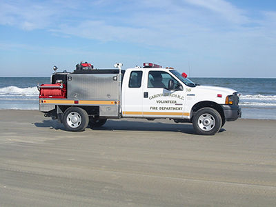 Camión limpiador de calles de color blanco