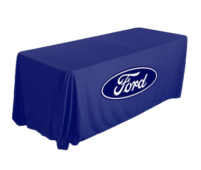 Mesa con mantel suelto de color azul con logo personalizado de la marca ford