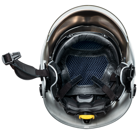 Casco de seguridad blanco con detalles en amarillo y negro, cuenta con visor en el frente, visto desde abajo