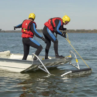 Bote de rescate de color gris, con motor fuera de borda