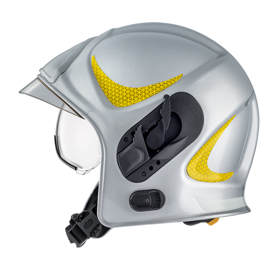 Casco de seguridad blanco con detalles en amarillo y negro, cuenta con visor en el frente, visto desde el lado
