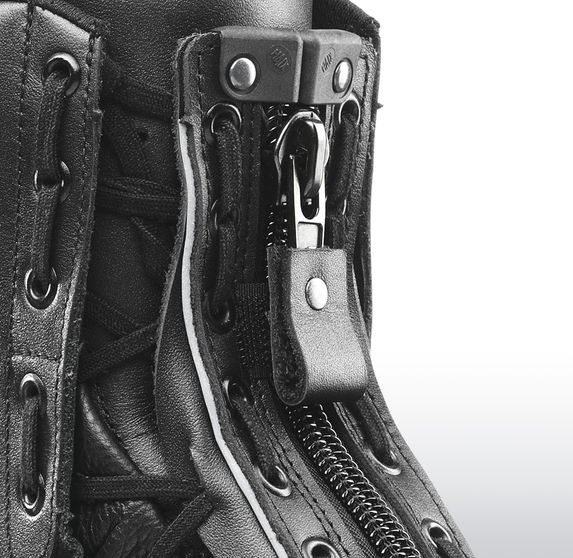 Bota XR1 de color negro con cierre ajustable