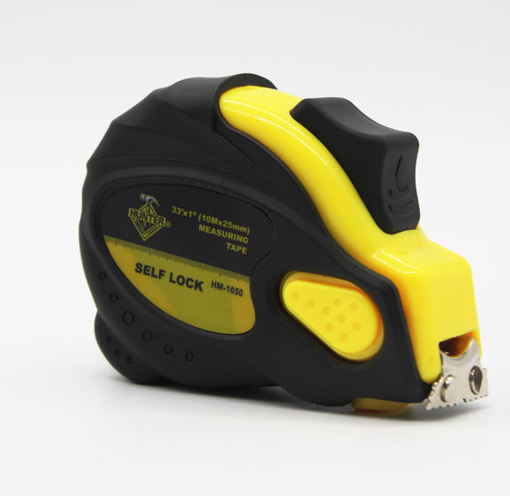 Cinta métrica de color negro con detalles en amarillo, de la marca Hunter