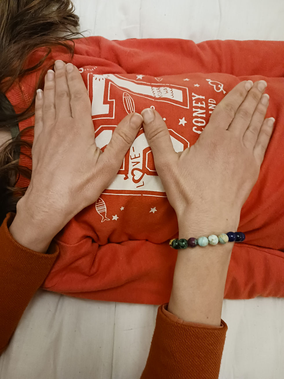 Vue en plongée d’un cercle de personnes assises en méditation, symbolisant un groupe d’initiation au Lahochi