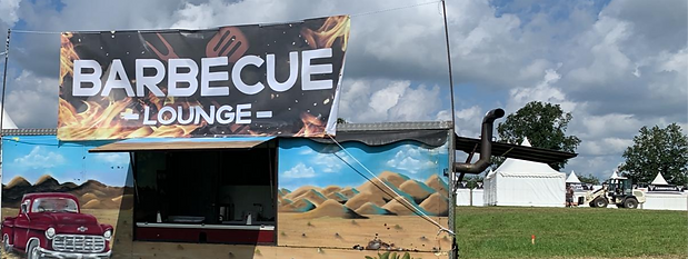Foodtruck der Gnutzer Mühle mit riesegem Banner darauf steht BBQ Lounge