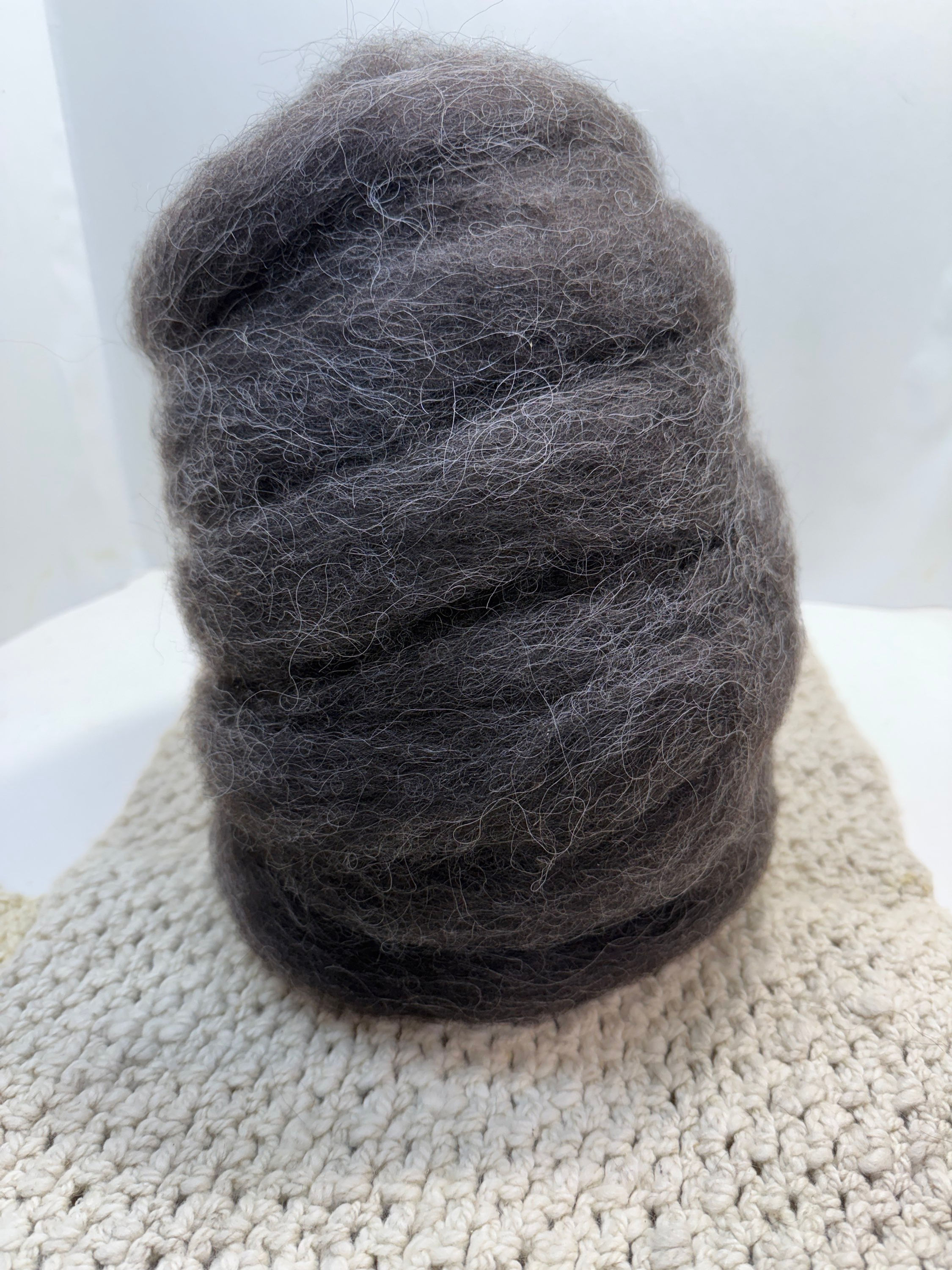 Icelandic Wool Roving Bump – grey with hints of white 