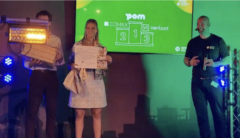 Sharon Vandousselaere geeft prijs aan winnaars