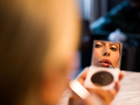 4 HACKS FOR MAKEUP THAT LASTS ALL NIGHT