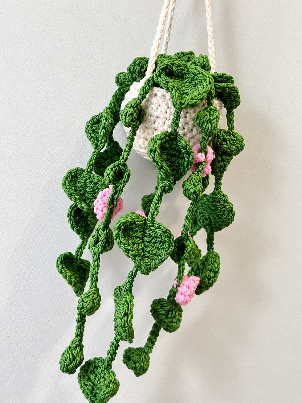 Colourful crochet hanging plant with vines and flowers – free crochet pattern
