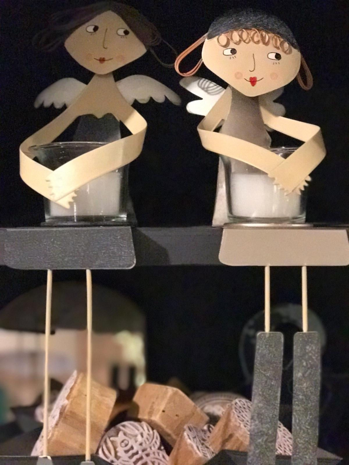 Angelo porta t-light seduto in latta