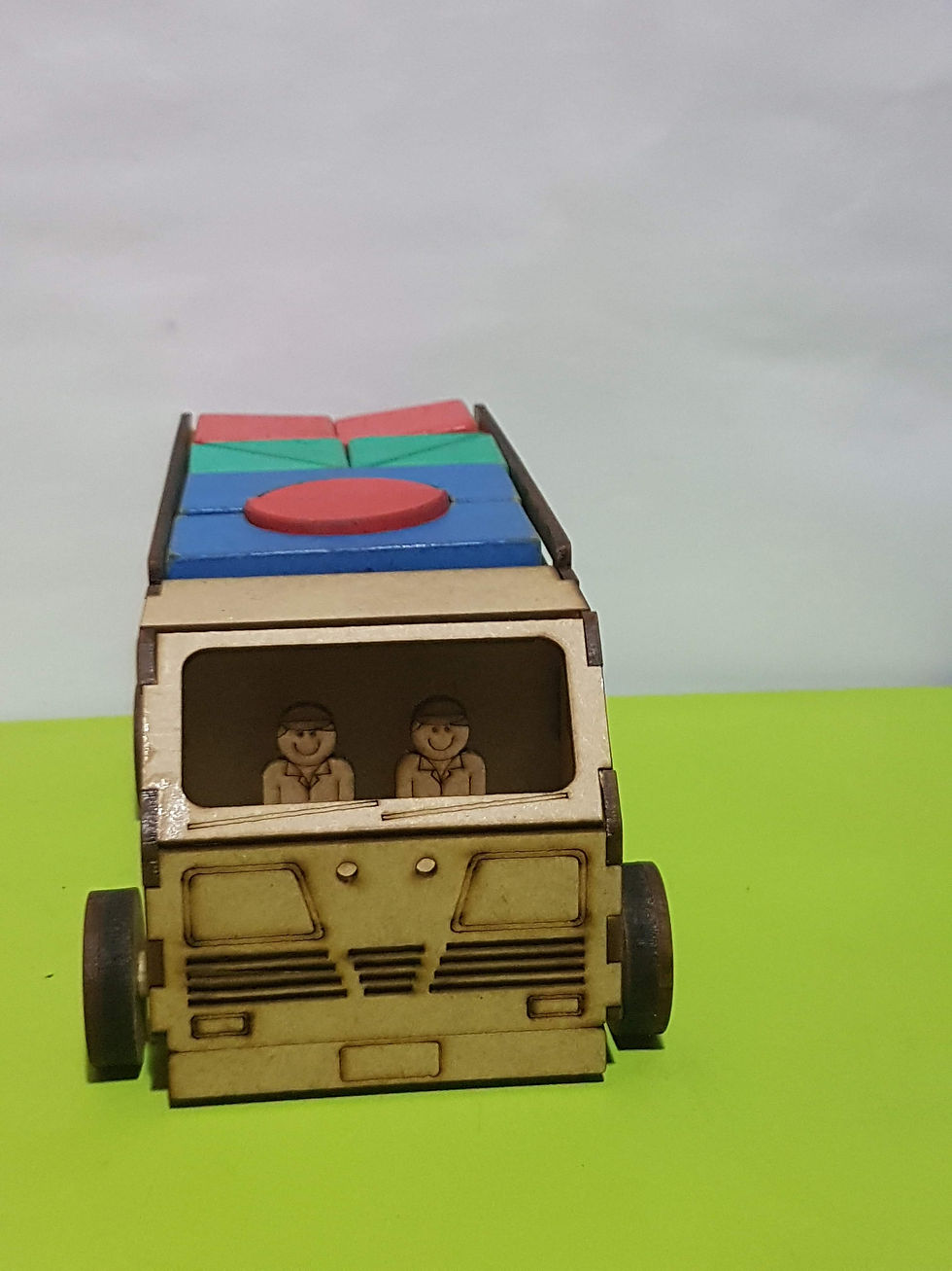 Miniatura: frente do caminhão em MDF com blocos coloridos dentro
