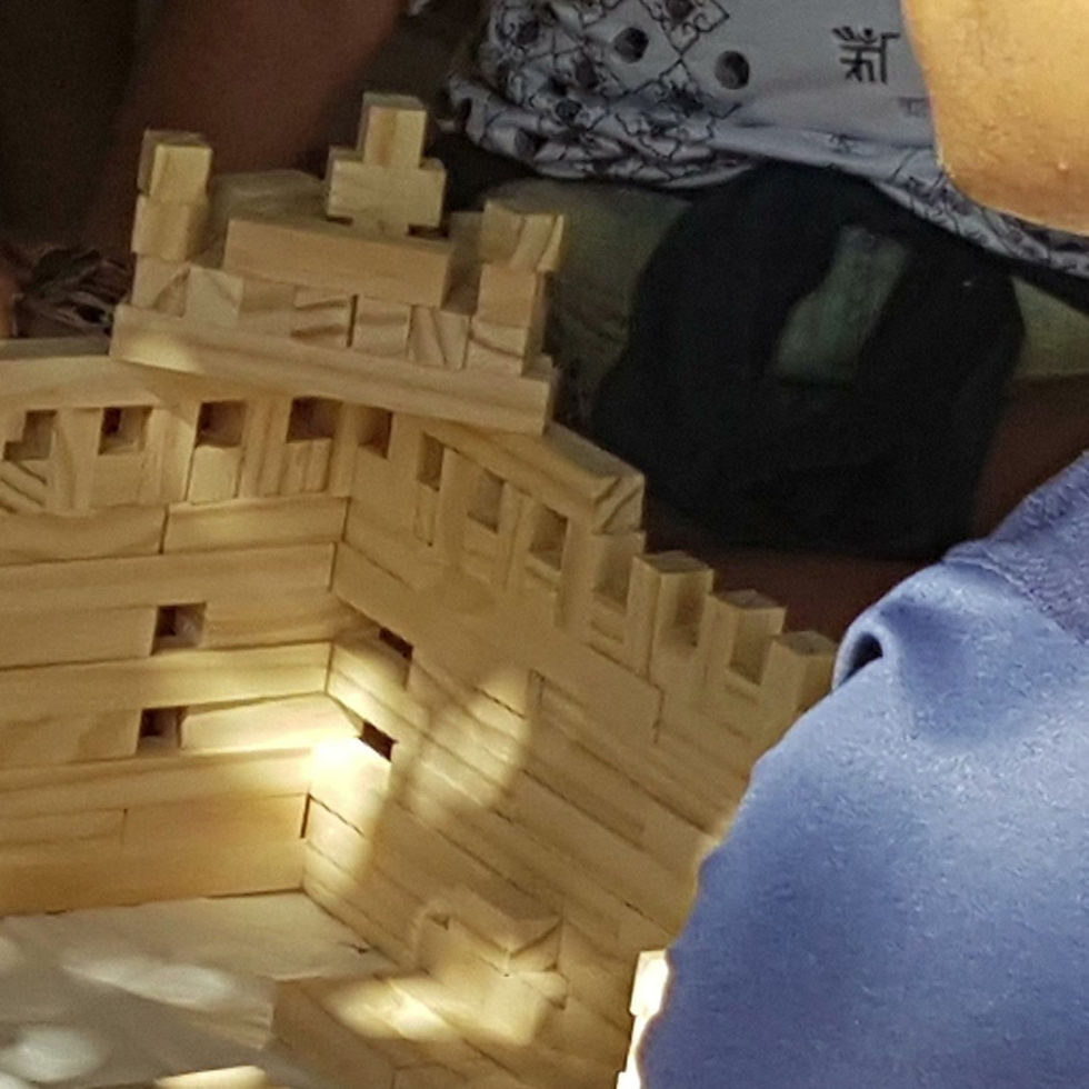 Miniatura: um castelo feito com varias peças de tamanhos diferentes