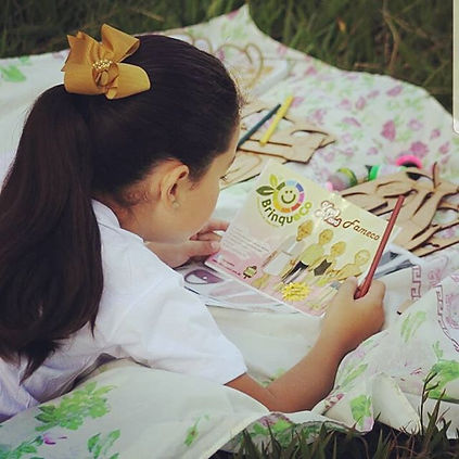 uma menina brincando com as bonecas feitas de MDF.