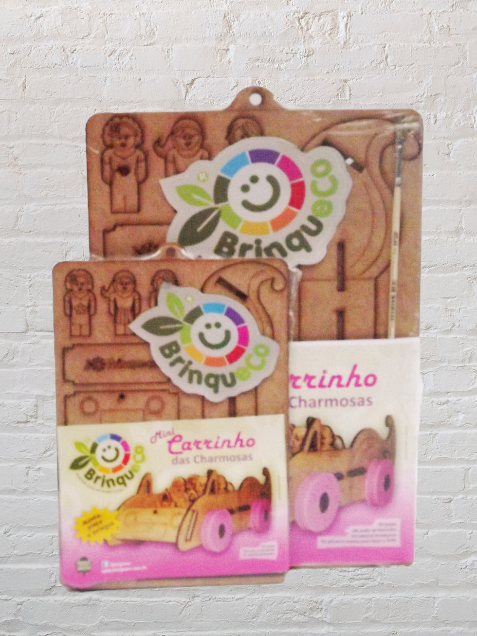Miniatura: duas cartelas de peças uma pequena na fente e uma grande atrás.