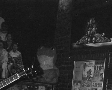 heavens to betsy performing live