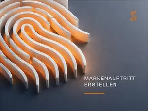 Ein abstrakter Fingerabruck wird von weißem und orangem Licht beleuchtet.