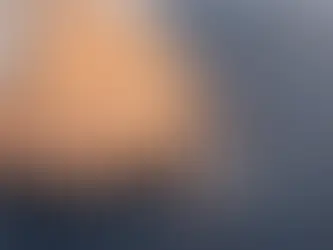 Ein abstrakter Fingerabruck wird von weißem und orangem Licht beleuchtet.