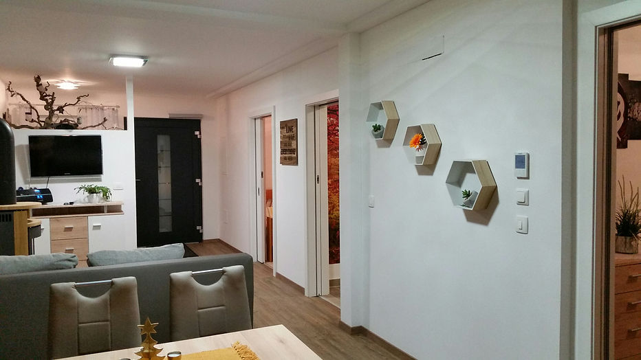 eingangsbereich mit fernseher in einem modulhaus