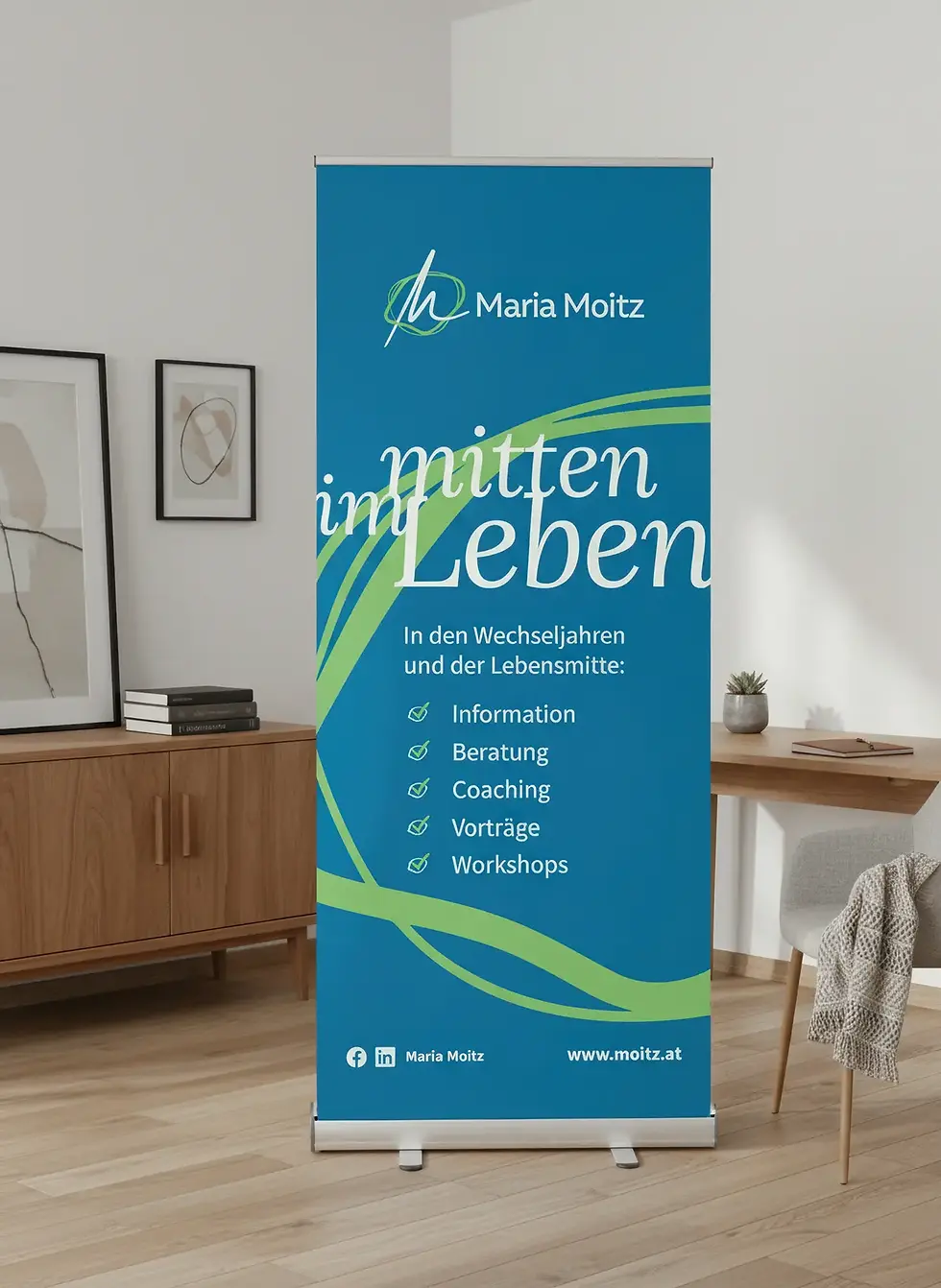 Das Roll-up von Maria Moitz im Brand-Design, aufgestellt in einem freundlichen, hellen Praxisraum